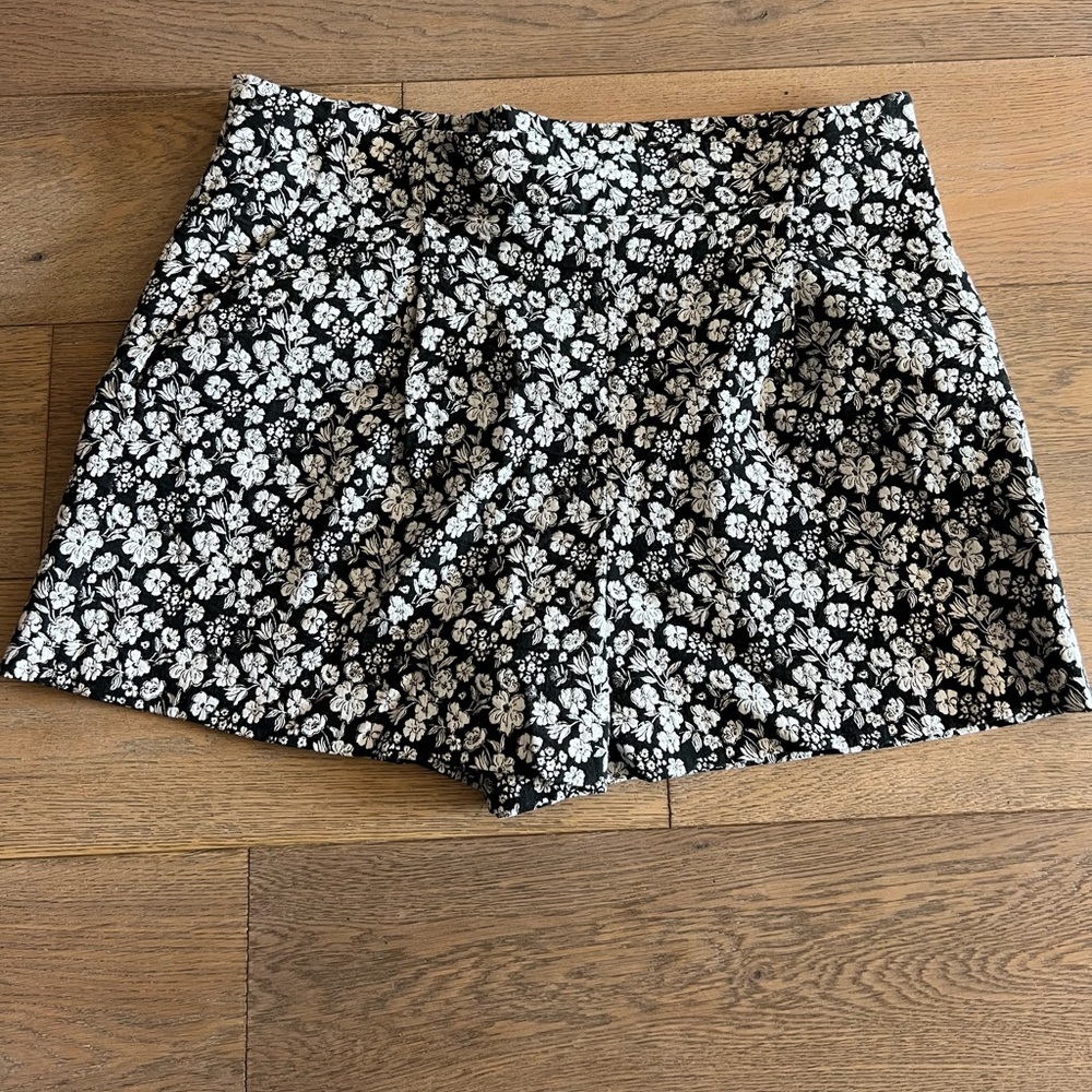Zara Black and White Floral High Waist Tweed Winter Shorts size XXL